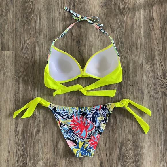 Bikini - Picture 3 of 3